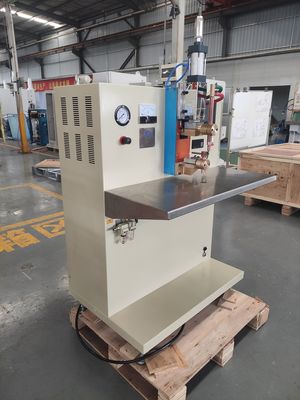 Spotsweismachine voor het opslaan van energie door capacitieve condensatoren en het ontlasten van spotsweismachines