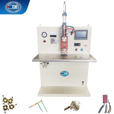 Spotsweismachine voor het opslaan van energie door capacitieve condensatoren en het ontlasten van spotsweismachines